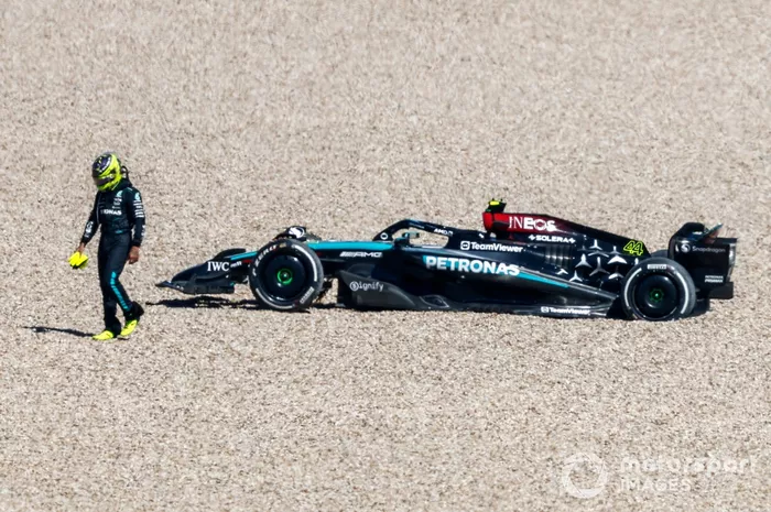 Lewis Hamilton, Mercedes F1 W15, se aleja de su coche tras retirarse en la grava