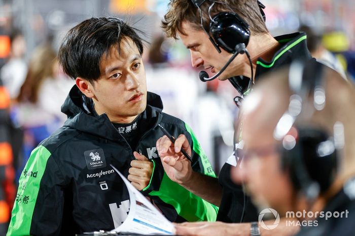 Zhou Guanyu, KICK Sauber, na starcie ze swoim inżynierem