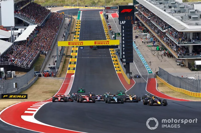 Max Verstappen, Red Bull Racing RB20, George Russell, Mercedes F1 W15, Lando Norris, McLaren MCL38, Charles Leclerc, Ferrari SF-24, Carlos Sainz, Ferrari SF-24, the rest of the field at the start of the Sprint race