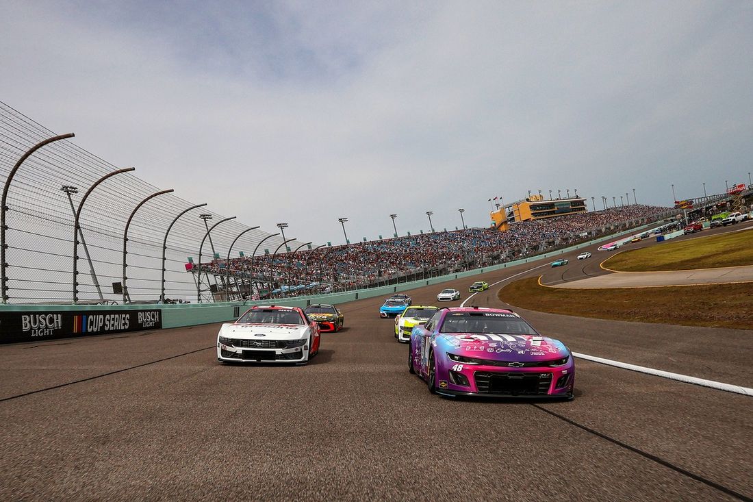 Josh Berry, Wood Brothers Racing Ford, Alex Bowman, Hendrick Motorsports Chevrolet