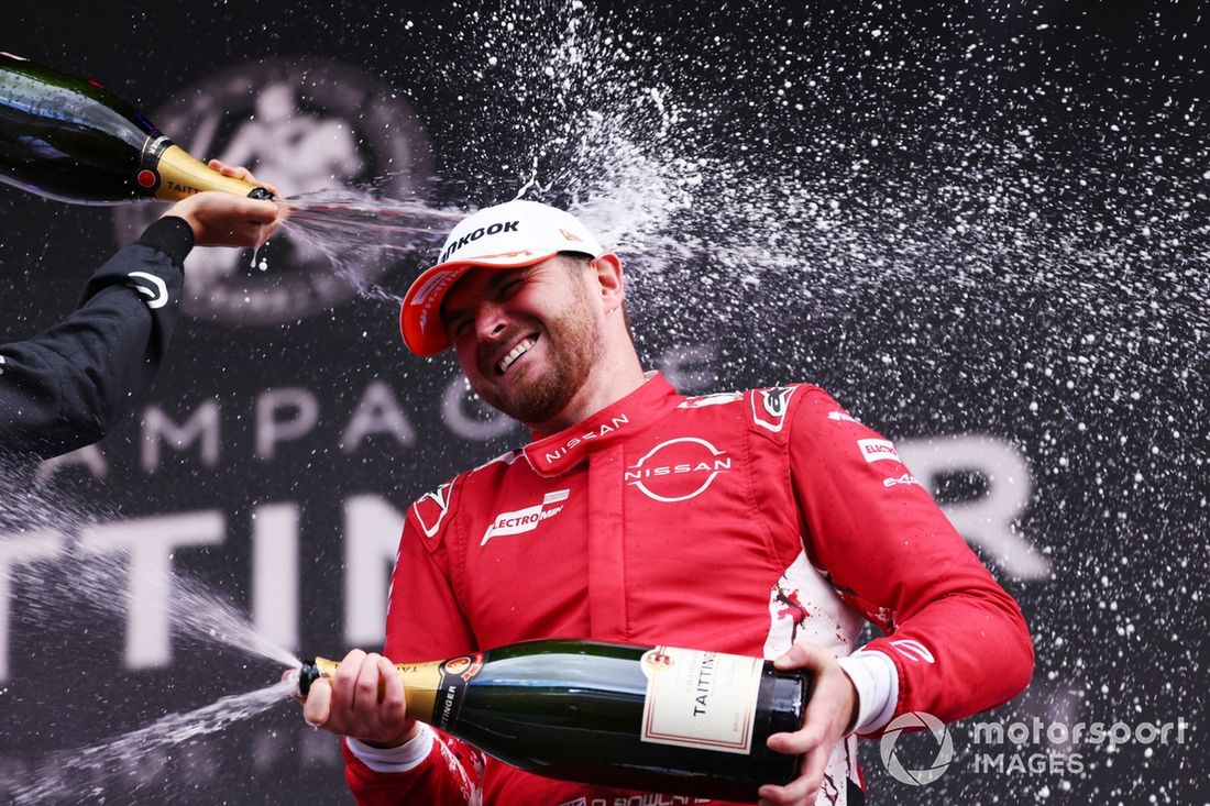 Oliver Rowland , ganador de la carrera, celebra en el podio con el equipo Nissan de Fórmula E