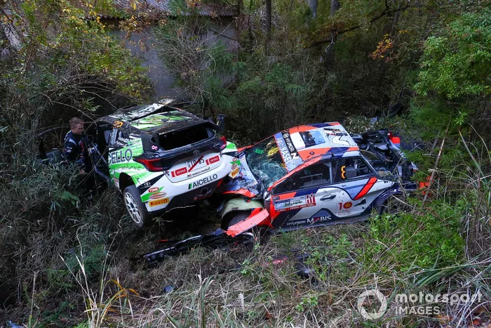Heikki Kovalainen, Sae Kitagawa, Toyota GR Yaris Rally2, Ott Tänak, Martin Järveoja, Hyundai World Rally Team Hyundai i20 N Rally1 después del accidente.