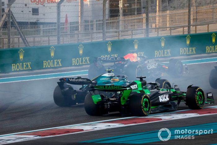 Dym wypełnia powietrze, gdy Max Verstappen, Red Bull Racing RB20, Fernando Alonso, Aston Martin AMR24, Valtteri Bottas, Stake F1 Team KICK Sauber C44, na starcie.