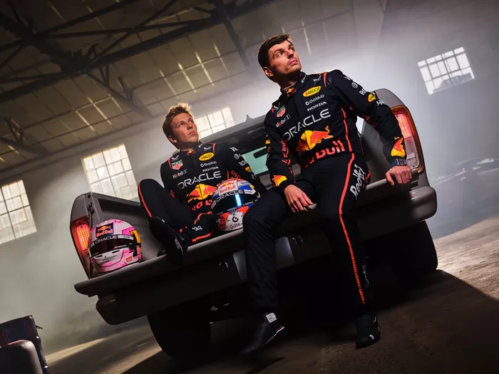 LAWSON レーシングスーツ レッドブルF1の2025年用レーシングスーツが発表。側面のストライプの