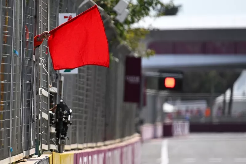 Les commissaires agitent le drapeau rouge 