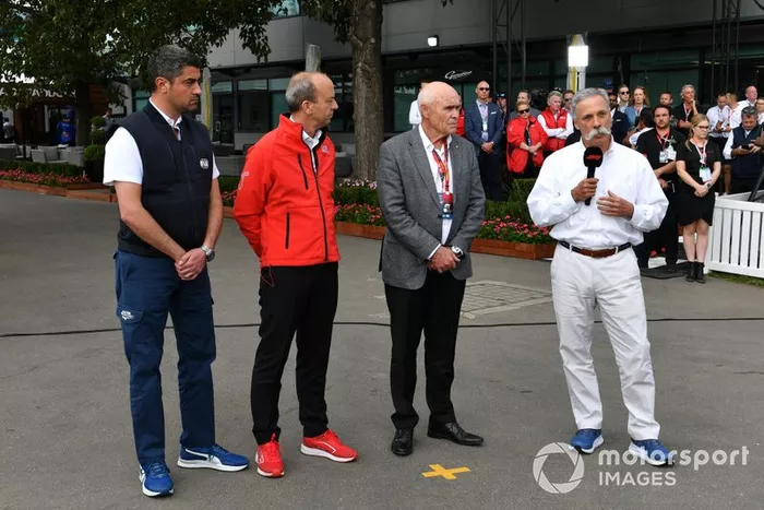 Michael Masi, director de carrera, Andrew Westacott, CEO del GP de Australia, y Chase Carey, presidente de la F1, hablan ante los medios