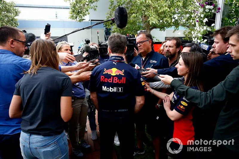 Christian Horner, director del equipo, Red Bull Racing habla con la prensa