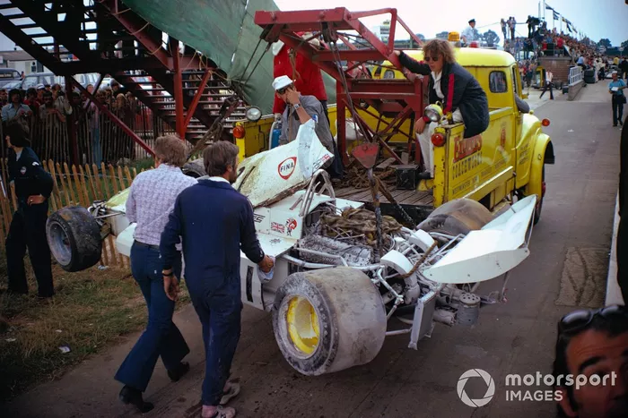 El Surtees TS14A Ford de Jochen Mass destruido es remolcado 