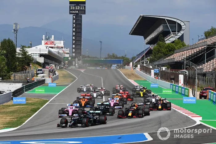 Arrancada Lewis Hamilton, Mercedes F1 W11 , leads Valtteri Bottas, Mercedes F1 W11 , Max Verstappen, Red Bull Racing RB16, Lance Stroll, Racing Point RP20, Sergio Pérez, Racing Point RP20