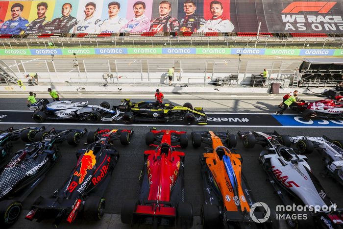 Los monoplazas en Parc Ferme después de la carrera