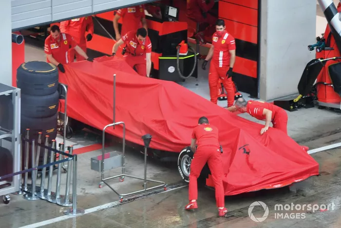 El Ferrari SF1000 tapado de la lluvia
