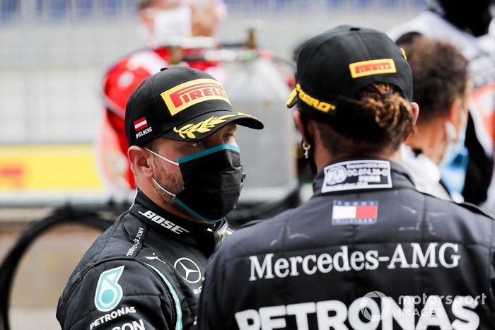 Valtteri Bottas, Mercedes-AMG Petronas F1 y Lewis Hamilton, Mercedes-AMG Petronas F1 celebran en el Parc Ferme 
