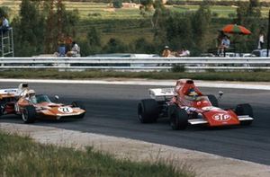 Ronnie Peterson, March 721 Ford devant John Love, Surtees TS9 Ford