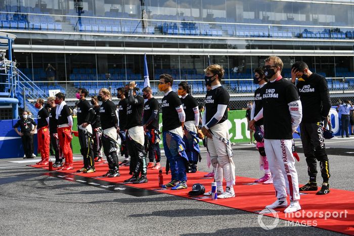 Los conductores apoyan la campaña para acabar con el racismo antes del comienzo