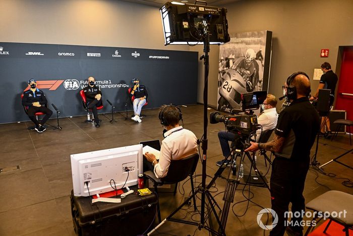 Nicholas Latifi, Williams Racing, Simon Roberts, director del equipo en funciones, Williams Racing, y George Russell, Williams Racing, en la conferencia de prensa