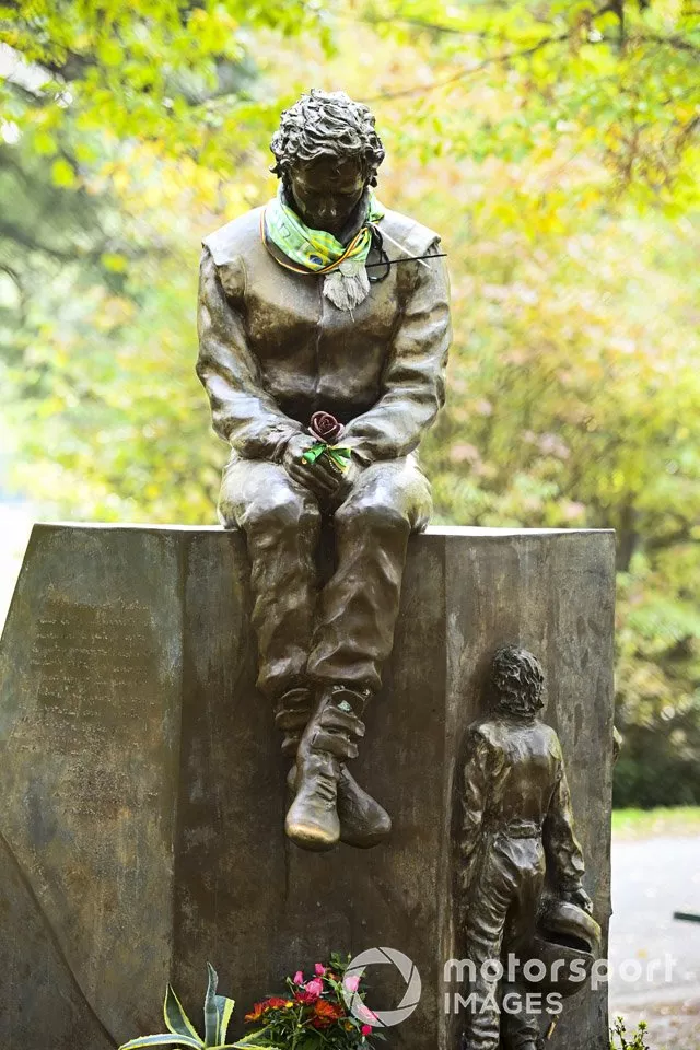 Una estatua homenaje a Ayrton Senna