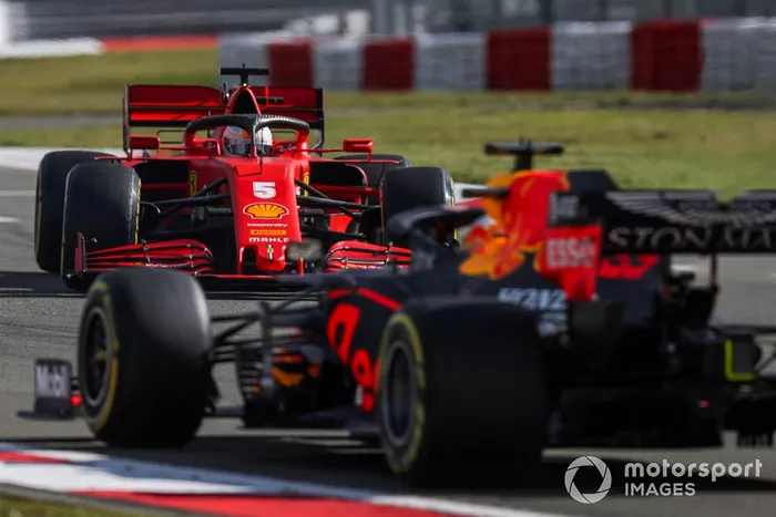 Sebastian Vettel, Ferrari SF1000, hace un trompo Max Verstappen, Red Bull Racing RB16