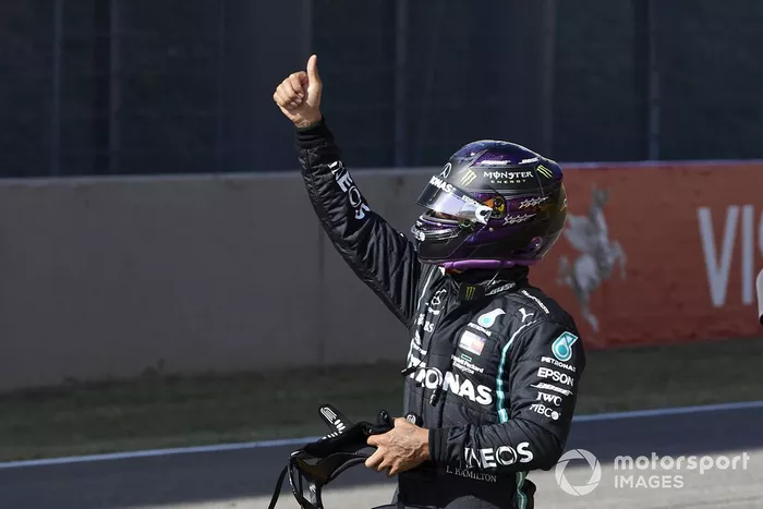 Lewis Hamilton, Mercedes-AMG F1, festeggia sulla griglia