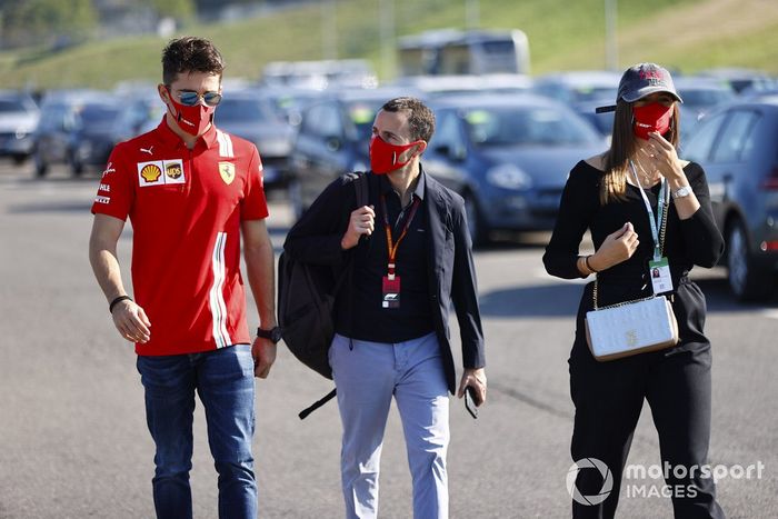 Charles Leclerc, Ferrari,  Charlotte Siné y su manager, Nicolas Todt