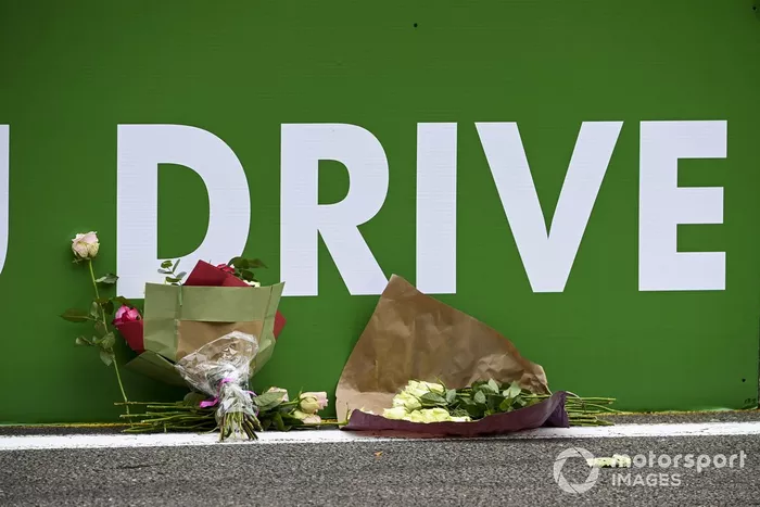 Flores en memoria de Anthoine Hubert, fallecido en ese punto en 2019
