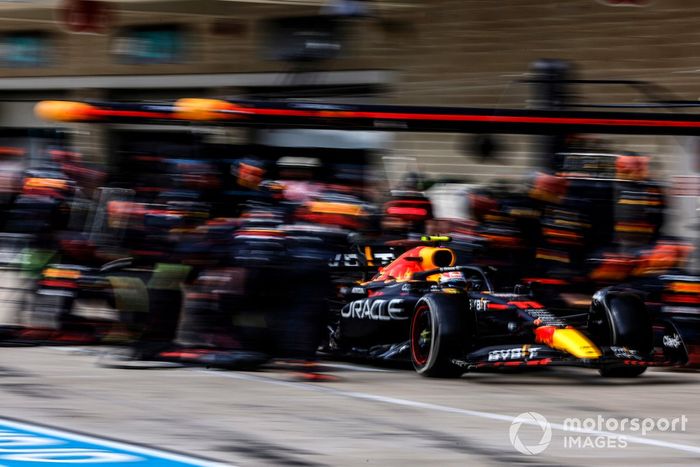 Sergio Pérez, Red Bull Racing RB18, sale de su box tras una parada