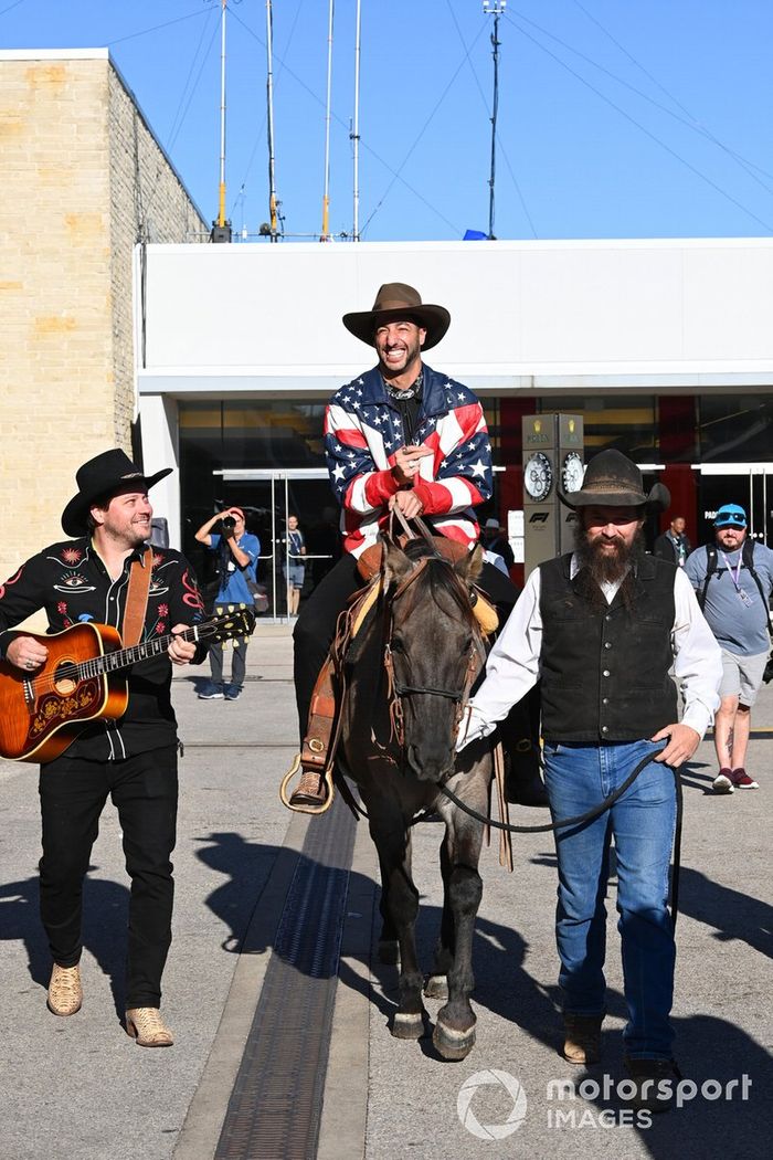 Daniel Ricciardo, McLaren llega en caballo al paddock