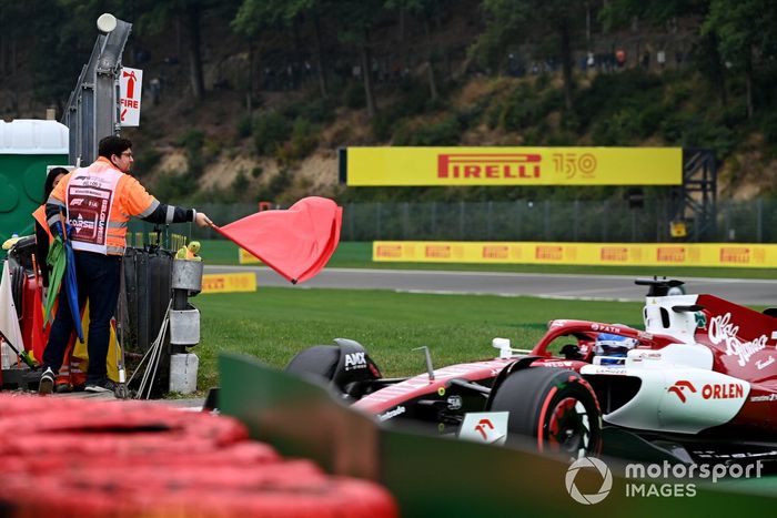 Valtteri Bottas, Alfa Romeo C42, pasa mientras un comisario agita la bandera roja