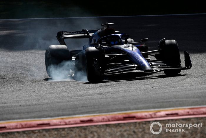 Alex Albon, Williams FW44, bloquea los frenos