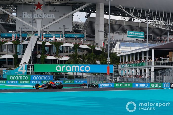 Sergio Pérez, Red Bull Racing RB19, Fernando Alonso, Aston Martin AMR23, Carlos Sainz, Ferrari SF-23