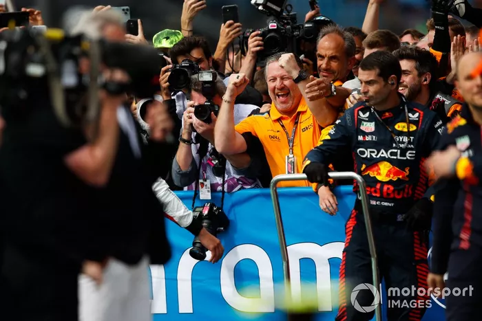 Zak Brown, CEO de McLaren Racing, celebra en Parc Ferme