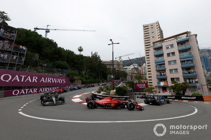 Carlos Sainz, Ferrari SF-23, Lewis Hamilton, Mercedes F1 W14