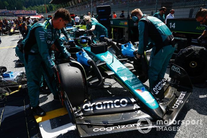 Fernando Alonso, Aston Martin AMR24, na grelha de Sprint com os mecânicos