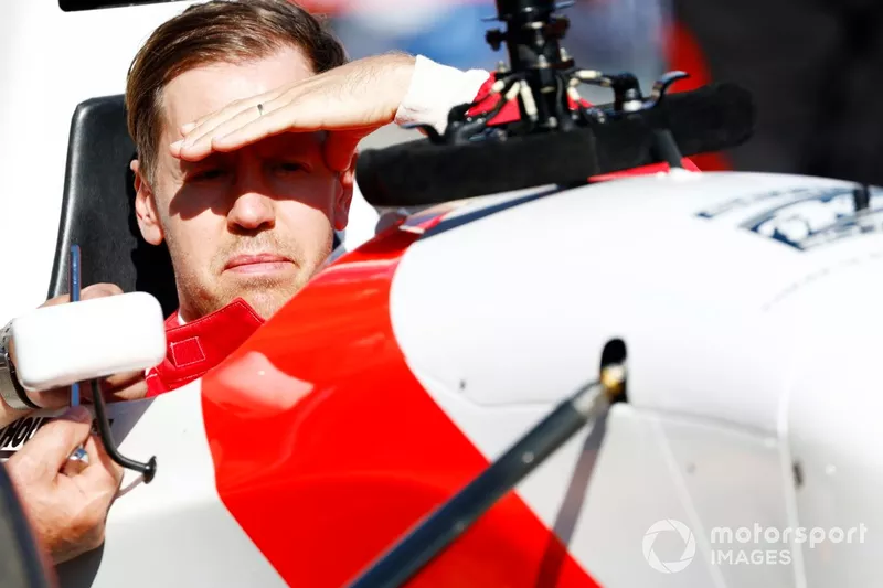 Sebastian Vettel bereidt zich voor om met Ayrton Senna's McLaren MP4/8 te rijden