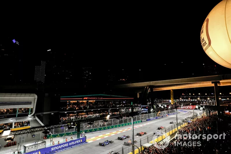 Franco Colapinto, Williams FW46, Sergio Perez, Red Bull Racing RB20, Yuki Tsunoda, RB F1 Team VCARB 01, Carlos Sainz, Ferrari SF-24, lutte pour la position