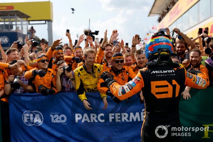 Oscar Piastri, McLaren F1 Team, 1ª posición, celebra con su equipo su llegada al Parc Ferme