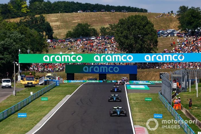 Fernando Alonso, Aston Martin AMR24, Lance Stroll, Aston Martin AMR24, Alex Albon, Williams FW46