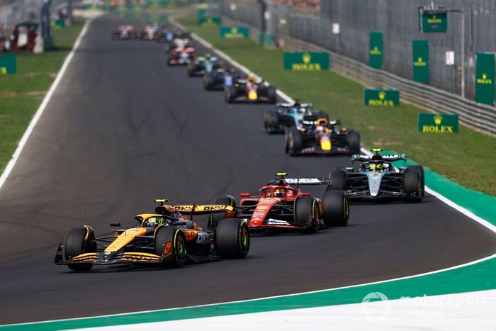 Lando Norris, McLaren MCL38, Carlos Sainz, Ferrari SF-24, Lewis Hamilton, Mercedes F1 W15 