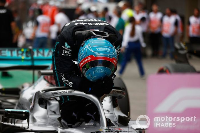 George Russell, Mercedes AMG, 1ª posición, celebra su llegada al Parc Ferme