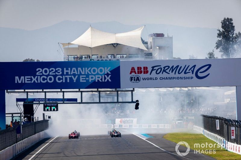 El humo llena el aire mientras Lucas di Grassi, Mahindra Racing, Mahindra M9Electro, Jake Dennis, Andretti Autosport, Porsche 99 X Electric Gen3, lideran la salida al comienzo de la carrera.