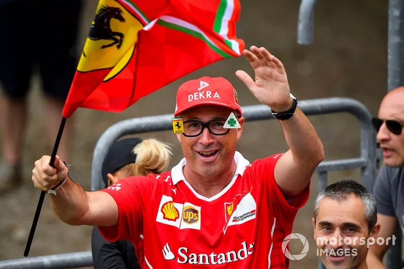 Un fan della Ferrari sventola la sua bandiera