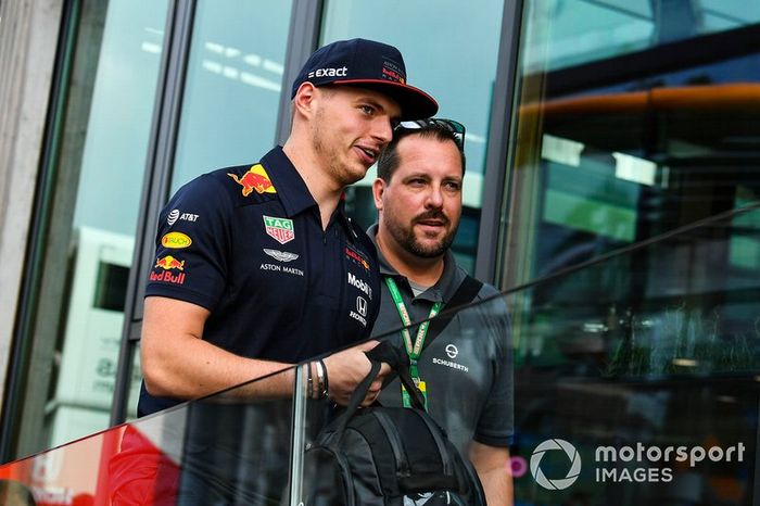 Max Verstappen, Red Bull Racing, y un empleado de Schuberth