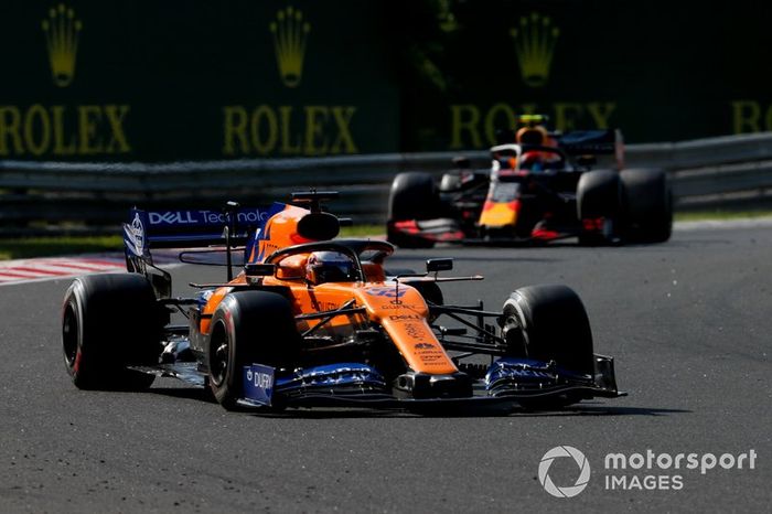 Carlos Sainz Jr., McLaren MCL34, Pierre Gasly, Red Bull Racing RB15