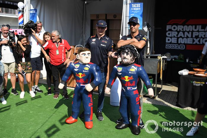 Max Verstappen, Red Bull Racing y Daniel Ricciardo, Red Bull Racing le pegan a su piñata