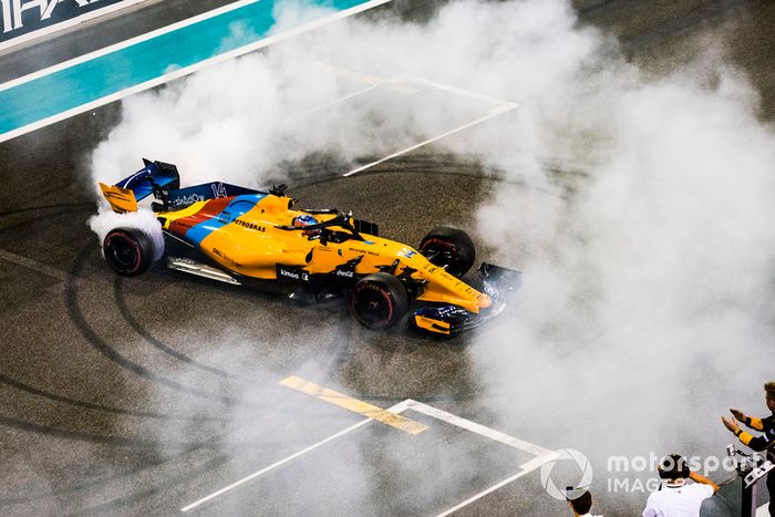 Fernando Alonso, McLaren MCL33, hace donuts al final de su última carrera