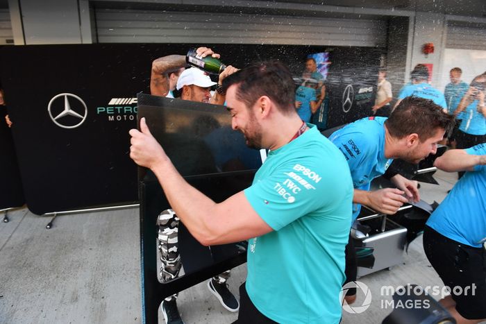 El ganador de la carrera Lewis Hamilton, Mercedes AMG F1 celebra con el champán y el equipo.