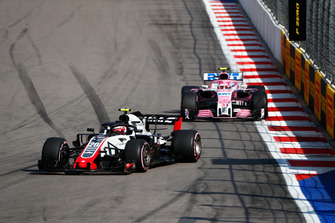 Kevin Magnussen, Haas F1 Team VF-18, Esteban Ocon, Racing Point Force India VJM11