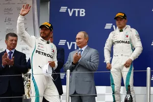 Podio: il vincitore della gara Lewis Hamilton, Mercedes AMG F1, e il secondo classificato Valtteri Bottas, Mercedes AMG F1