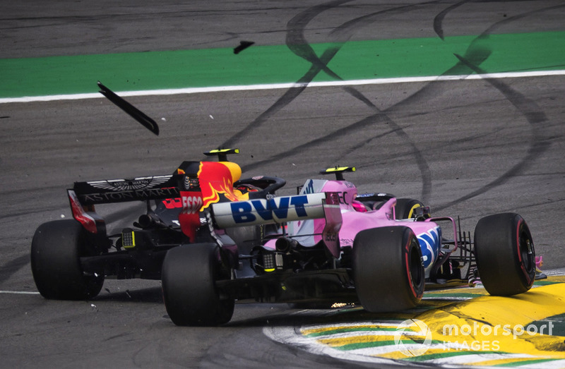 Race leader Max Verstappen, Red Bull Racing RB14 crashes whilst lapping Esteban Ocon, Racing Point Force India VJM11 