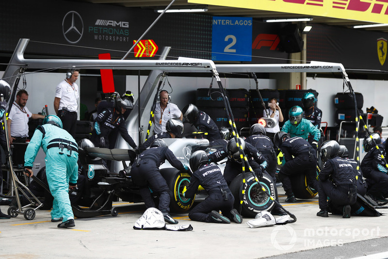 Valtteri Bottas, Mercedes AMG F1 W09, effettua un pit stop
