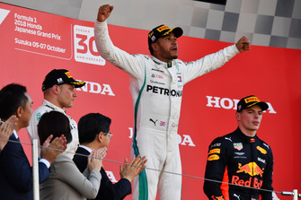 Lewis Hamilton, Mercedes-AMG F1 W09 célèbre sa victoire sur le podium